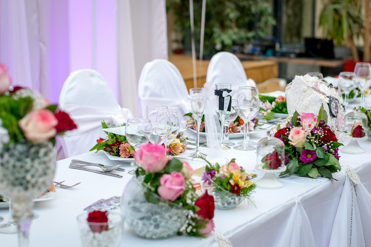 Praktyczny i dekoracyjny plan stołów weselnych